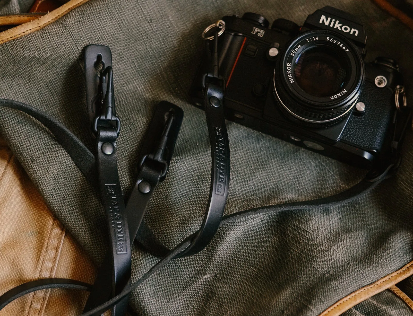 L E G A C Y quick release spring clip camera strap - Nero